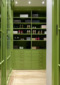 Г-образная гардеробная комната в зеленом цвете Керчь